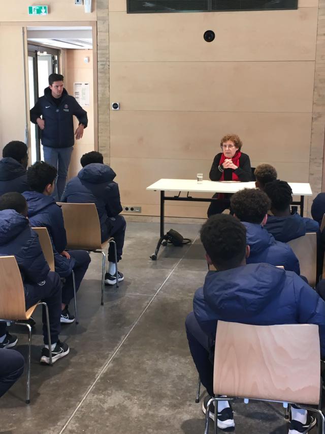 Mme Hélène Mouchard Zay 